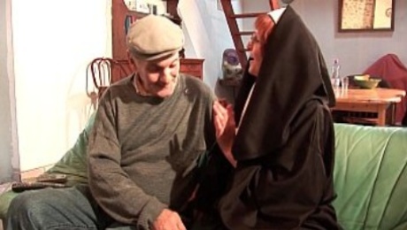 Une vieille nonne baisee et sodomisee par Papy et son pote