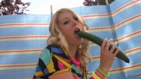 British Honey Shay Hendrix Uses A Cucumber For Sex