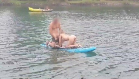 100% real ! A man records a french woman having public sex on holidays in the middle of a lake